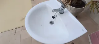 Lavabo m blanco con grifo y accesorios