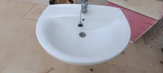 Lavabo m blanco con grifo y accesorios