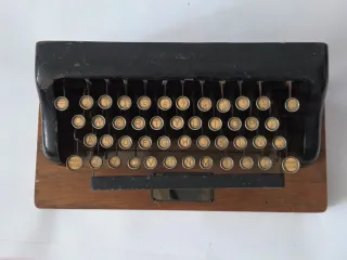 Antigua máquina de escribir pedagógica
