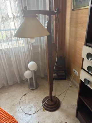 Lámpara de pie de madera.