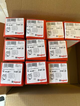 864120 - LEGRAND Toma 2P+T