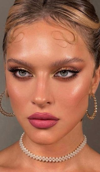 MAQUILLADORA Y PELUQUERA PROFESIONAL