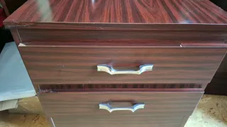 Mesita de noche de madera y metal