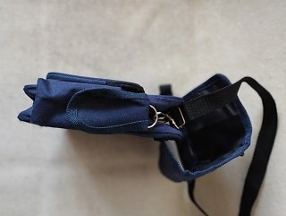 Bolso deportivo unisex azul marino.