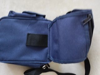 Bolso deportivo unisex azul marino.