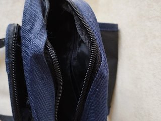 Bolso deportivo unisex azul marino.