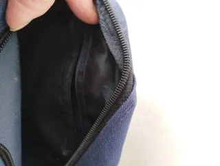 Bolso deportivo unisex azul marino.