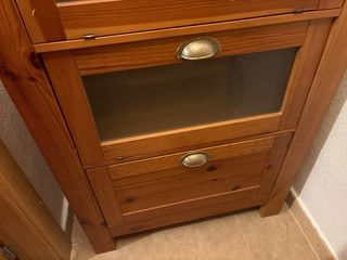 Mueble de madera con puertas de cristal