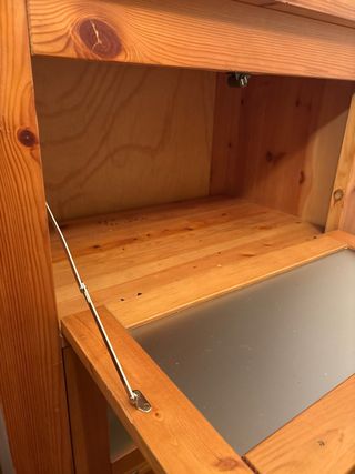 Mueble de madera con puertas de cristal