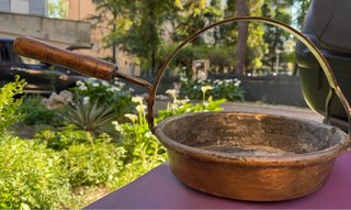 Padella in rame con manico in legno