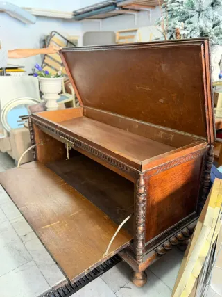 Baúl de madera antiguo con cerradura