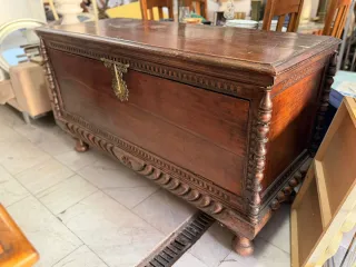 Baúl de madera antiguo con cerradura