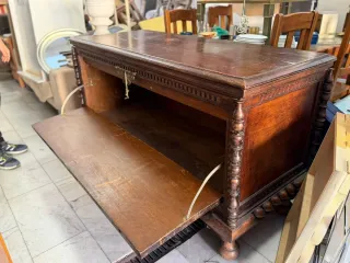 Baúl de madera antiguo con cerradura