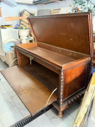 Baúl de madera antiguo con cerradura