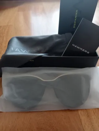 Gafas de Sol Hawkers Negras y Doradas Nuevas