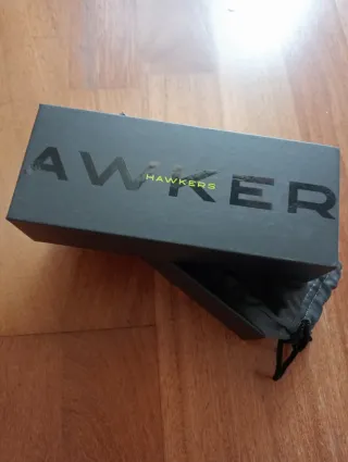 Gafas de Sol Hawkers Negras y Doradas Nuevas