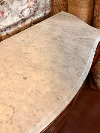Cómoda de madera con tapa de mármol
