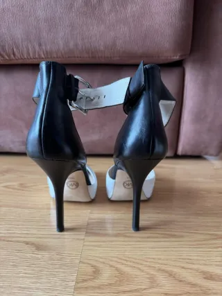 Zapatos de salón con pulsera blanco y negro