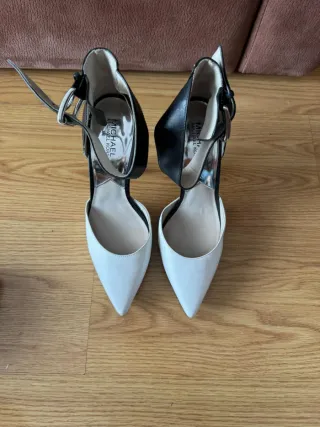 Zapatos de salón con pulsera blanco y negro