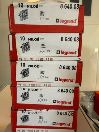 864008  Legrand Niloe Step