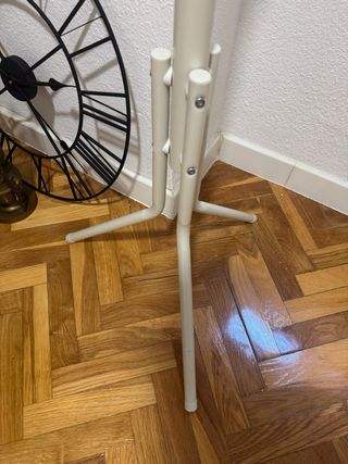 Perchero de pie blanco y madera