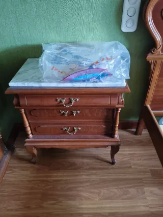 Estructura de cama de madera tallada