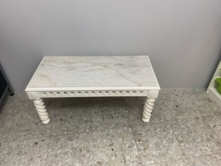 Mesa de salón blanca con patas torneadas
