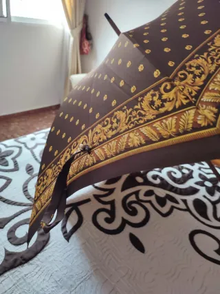 Paraguas marrón y dorado