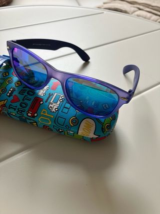 Lote gafas de sol, funda y reloj infantil