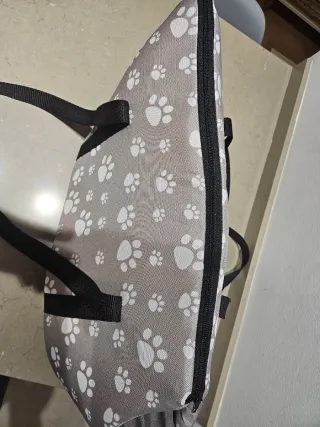Transportín perro pequeño huellas