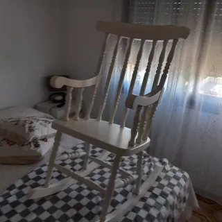 Mecedora de madera blanca
