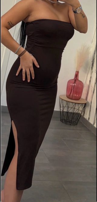Vestido marrón sin tirantes con abertura