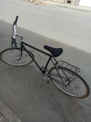 Bicicleta de carretera transformada a paseo
