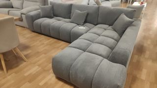 Sofá chaise longue acolchado gris