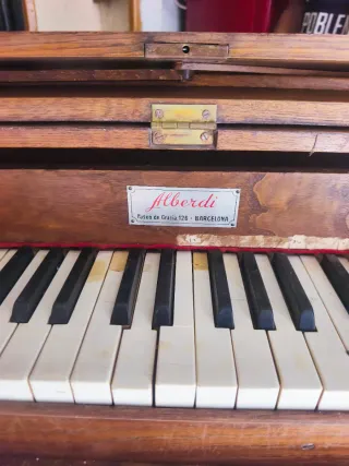 Piano de aire antiguo de madera
