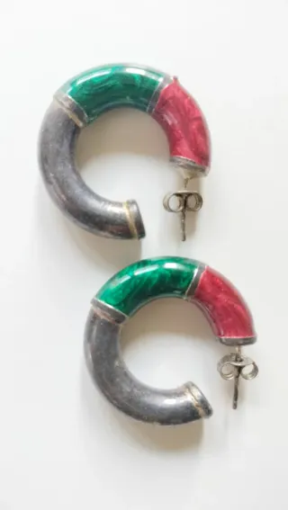 Aretes vintage verde y rojo y pieza de plata.