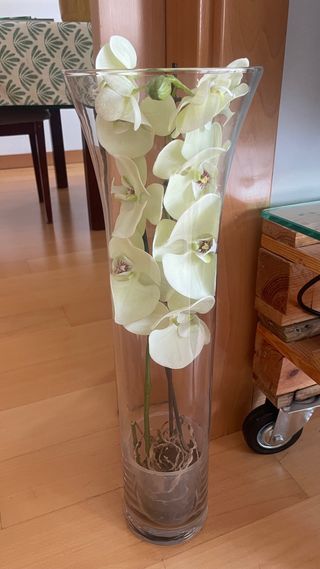 Orquídea artificial con jarrón de cristal