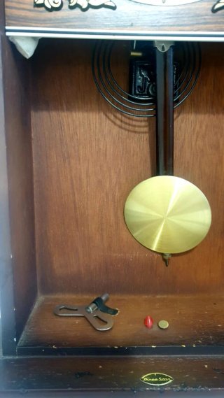 Reloj de pared antiguo madera adornos dorados
