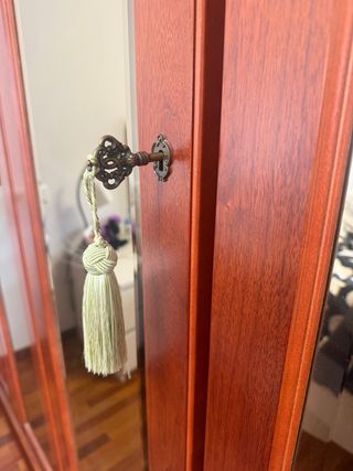 Armario de madera con puertas de espejo