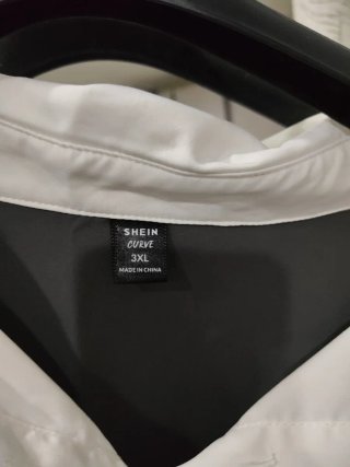 Vestito grigio e bianco