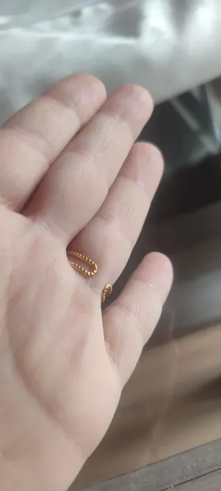 Anillo ojo dorado con piedra fucsia . Sin usar .