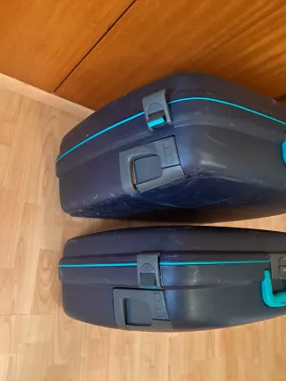 2 maletas azules con detalles turquesa