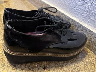 Zapatos negros charol con flecos