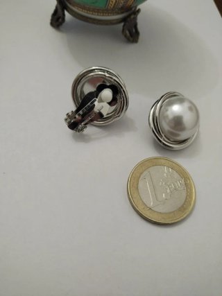 Orecchini clips con perla centrale, in acciaio