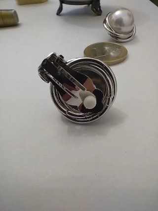 Orecchini clips con perla centrale, in acciaio