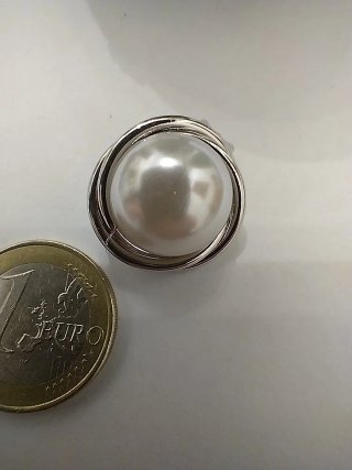 Orecchini clips con perla centrale, in acciaio
