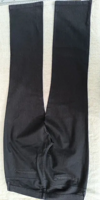 Lotes de pantalónes vaqueros mujer azul y negro.