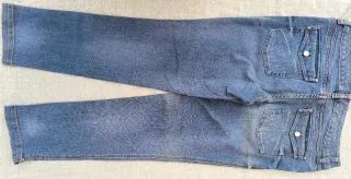 Lotes de pantalónes vaqueros mujer azul y negro.