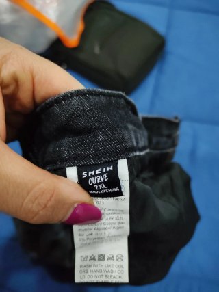 Pantaloncini neri strappati