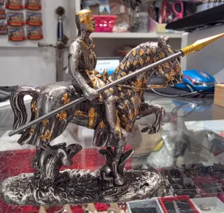 Caballero a caballo de metal
